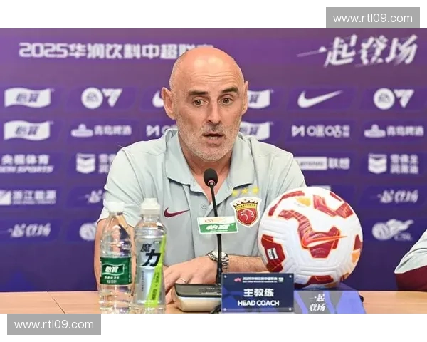 上海海港新赛季将继续推进新老交替，目标是在平稳过渡的同时冲击联赛前三